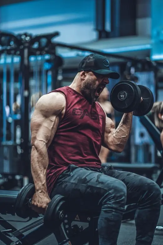 Ashkan Aghili tar i på sista repetitionen i en hantelcurl